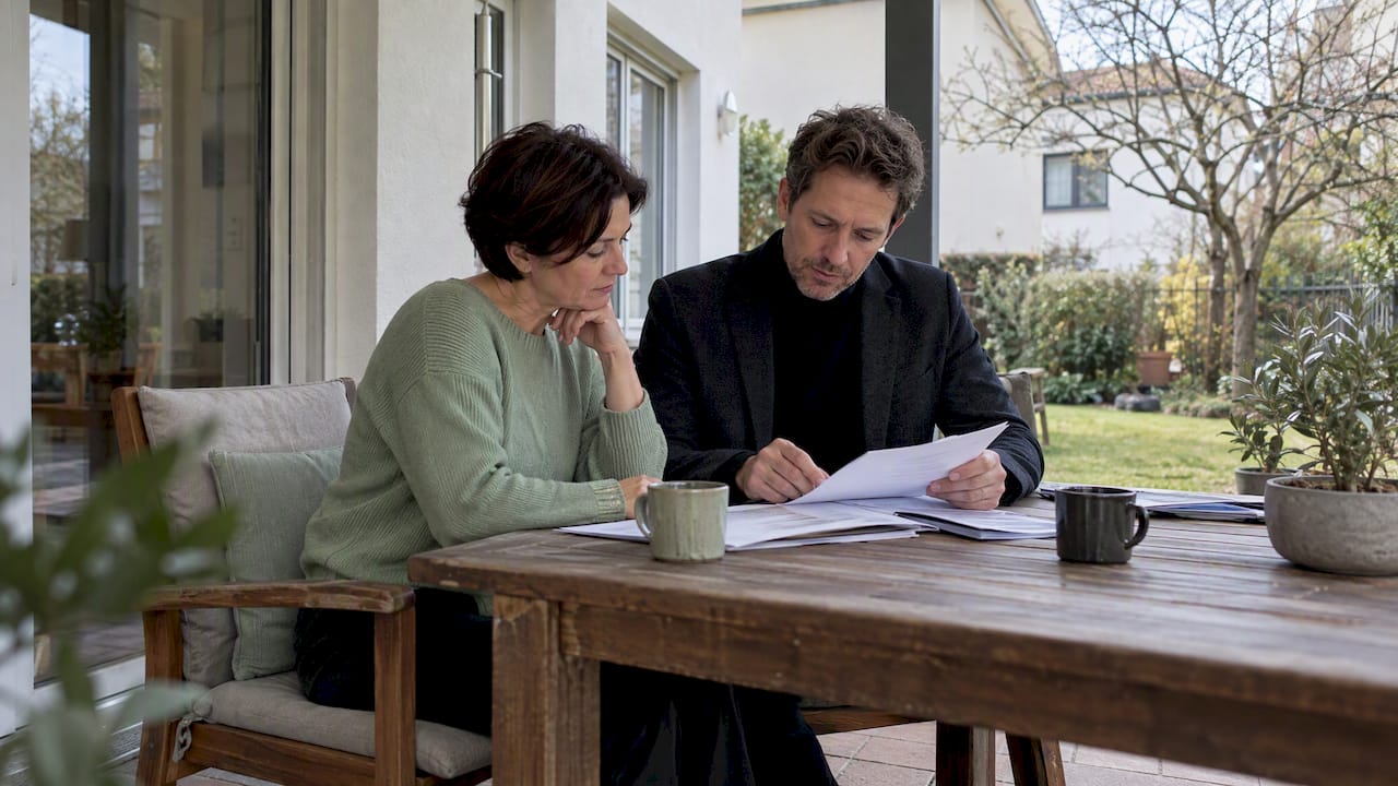 Eigentümerin und Makler prüfen gemeinsam die Immobilienangebote